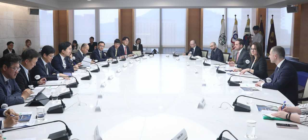 Korea Chamber of Commerce and Industry Executive Vice Chairman Woo Tae-hee (fourth from left) and Ukraine’s First Vice Prime Minister and Minister of Economic Development and Trade Yulia Svyrydenk (second from right) are pictured at the 