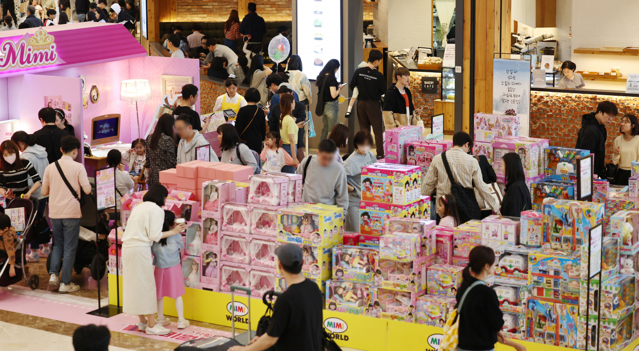 Children and parents shop at a toy store at the Starfield Hanam Branch in Gyeonggi Province on Children’s Day. (Yonhap)