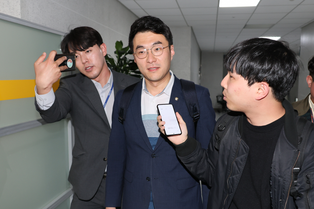 Rep. Kim Nam-kuk (second from left), then the main opposition Democratic Party of Korea member, answers reporters' question at the National Assembly on May 9. (Yonhap)