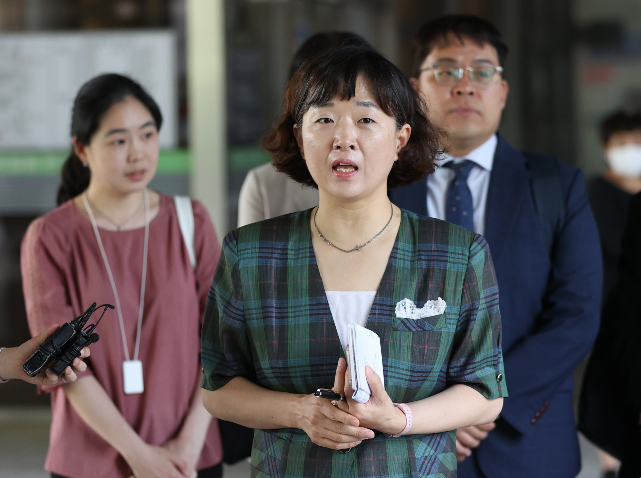 Adam Crapser's attorney Kim Su-jung speaks to reporters after the Seoul Central District Court's ruling on Tuesday. (Yonhap)