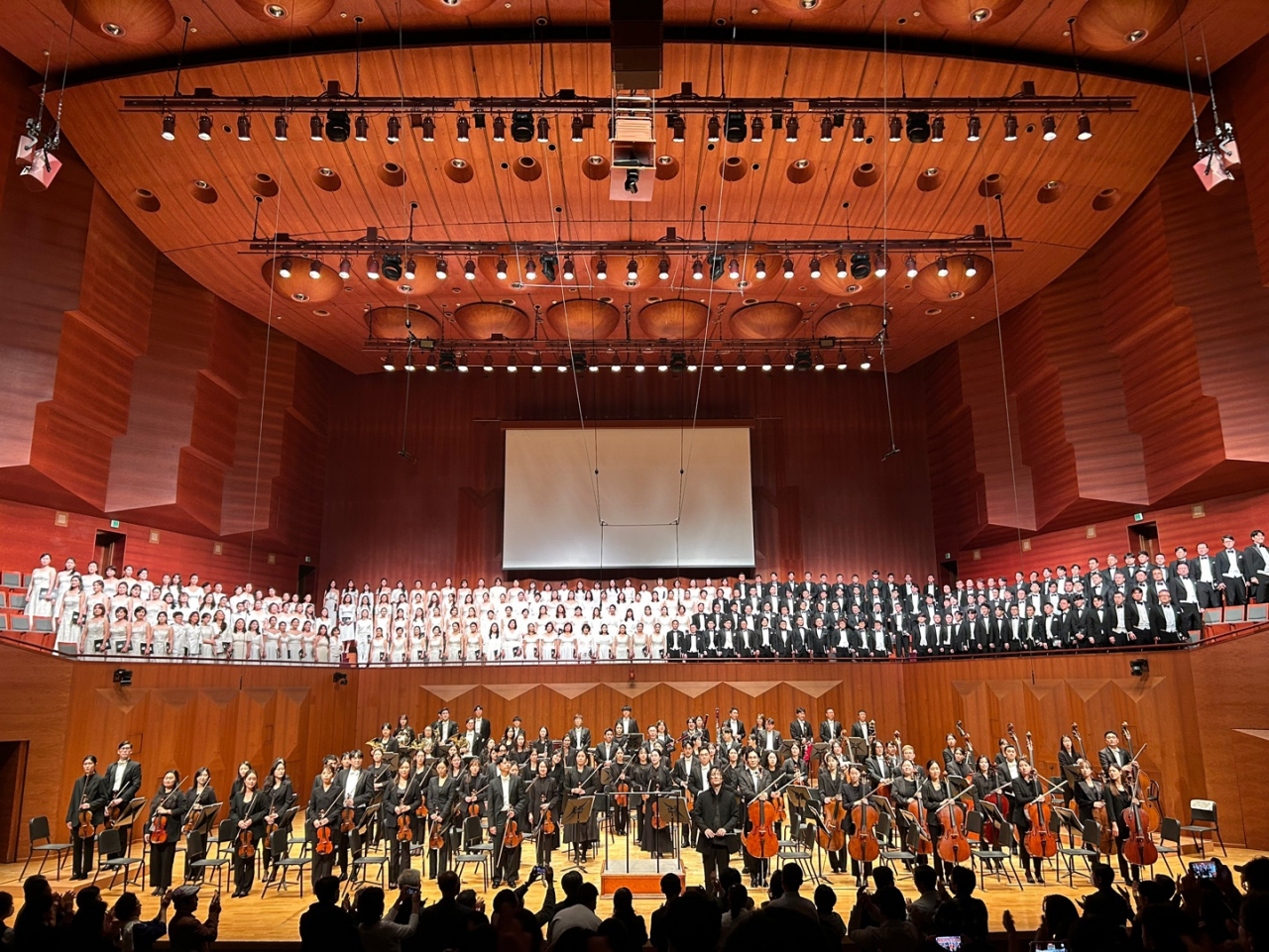 Koo Ja-bom and members of the Cham Philharmonic Orchestra and four choirs greet the audience after performing Beethoven's Symphony No. 9 in Korean for the first time on May 7 at the Seoul Arts Center. (Youngeum Arts Management)
