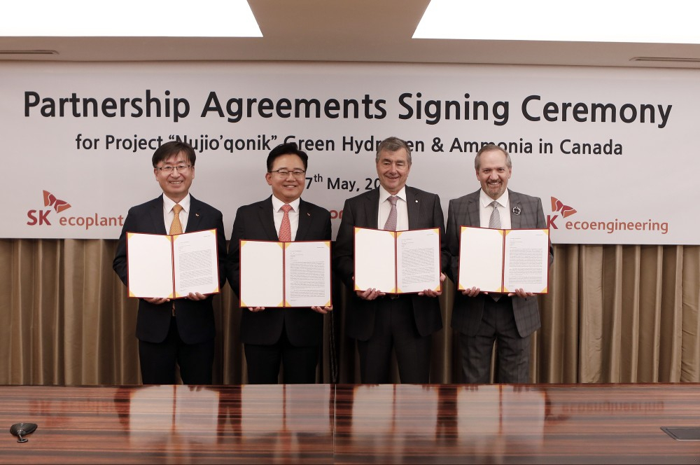 From left: SK Ecoengineering CEO Oh Dong-ho, SK Ecoplant CEO Park Kyung-il, World Energy GH2 Chairman John Risley, and CEO of Columbus Capital Brendan Paddick pose for a photo during a signing ceremony held in Seoul, Wednesday. (SK Ecoplant)