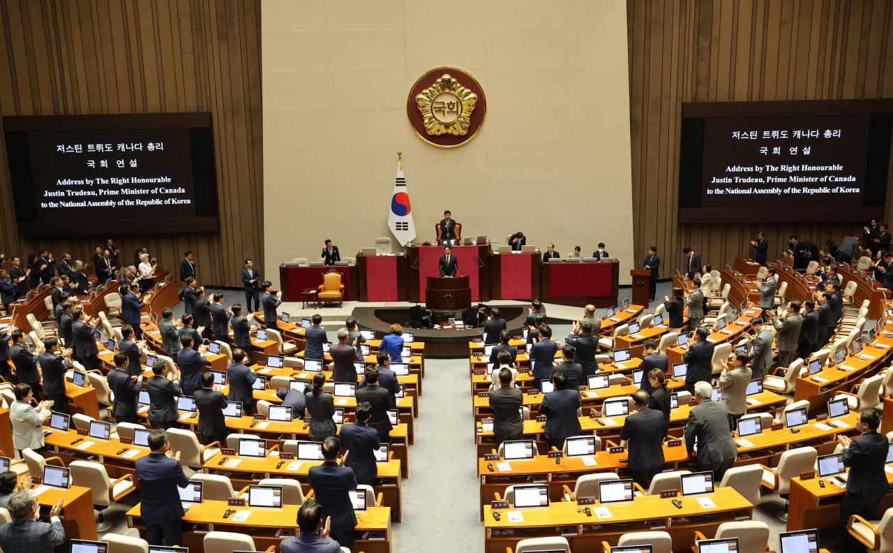 Members of the South Korean National Assembly rise in an ovation to Trudeau at the end of his address. (Yonhap)