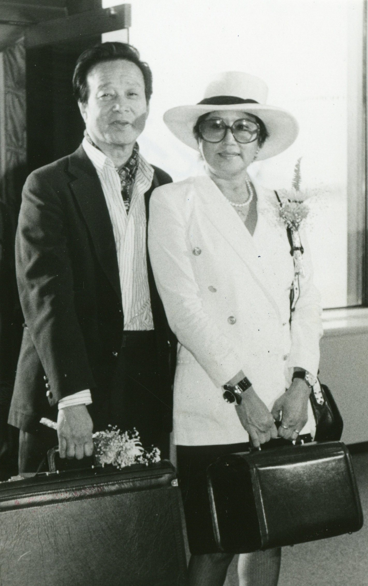 Shin Sang-ok (left) and Choi Eun-hee pose for a photo after returning to South Korea on May 24, 1989, some 11 years after they were abducted to North Korea. (The Korea Herald)