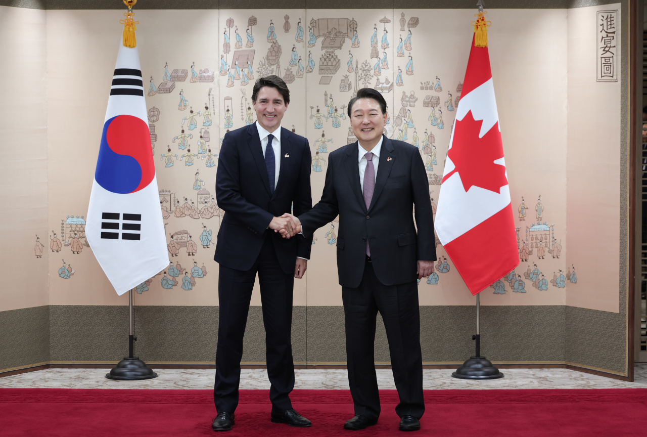 President Yoon Suk Yeol (right) and Canadian Prime Minster Justin Trudeau shake hands before talks at the presidential office in Seoul on Wednesday. (Yoon’s office)