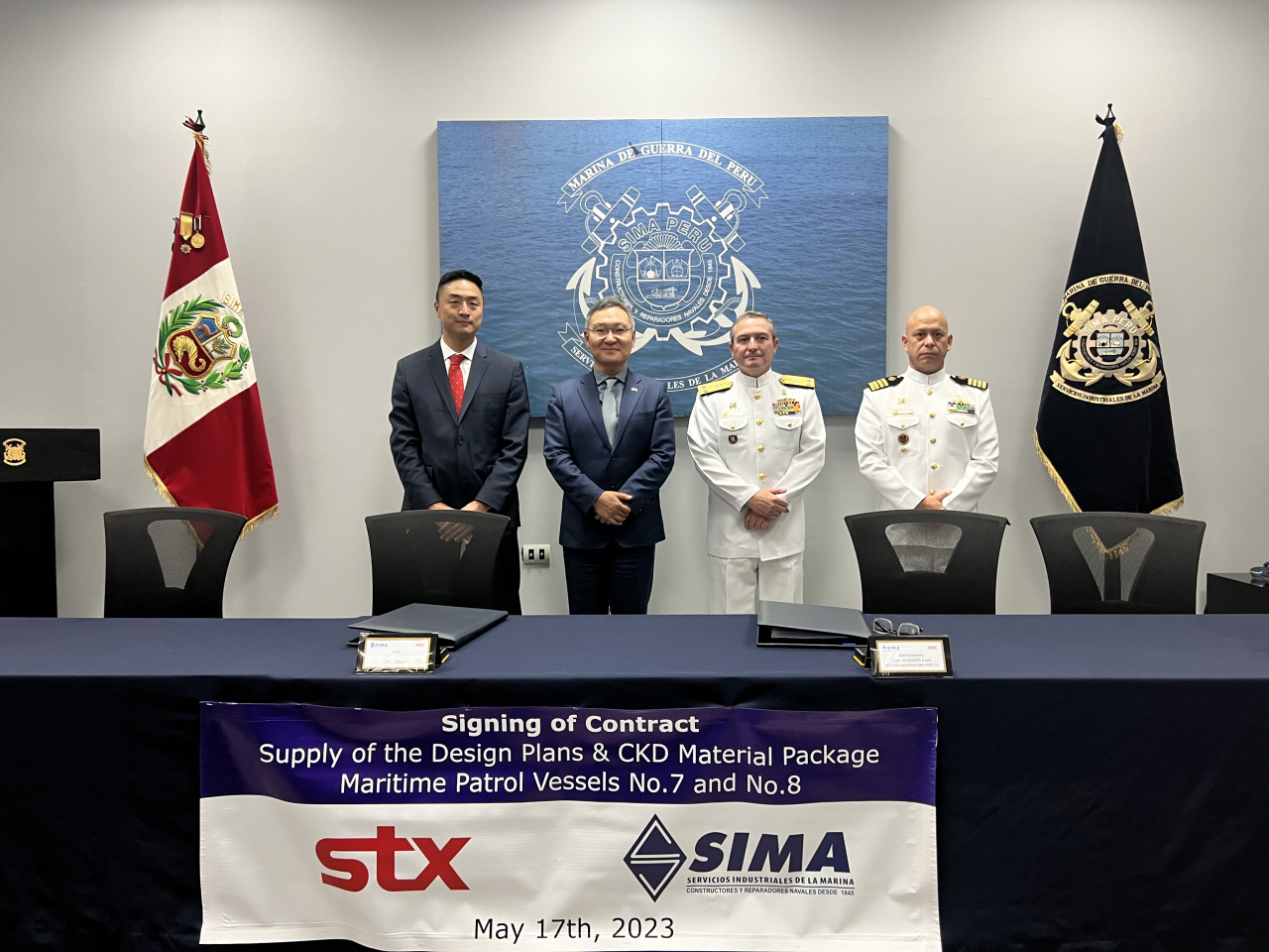 From left: STX’s project director Jeon Il-do, Korean Ambassador to Peru Jo Yung-joon, Peruvian Navy Admiral Cesar Benavides and Sima Shipyard’s Deputy Executive Director Gustavo Sara pose for a photo after a deal-signing ceremony held in Chimbote, Peru, Wednesday. (STX)
