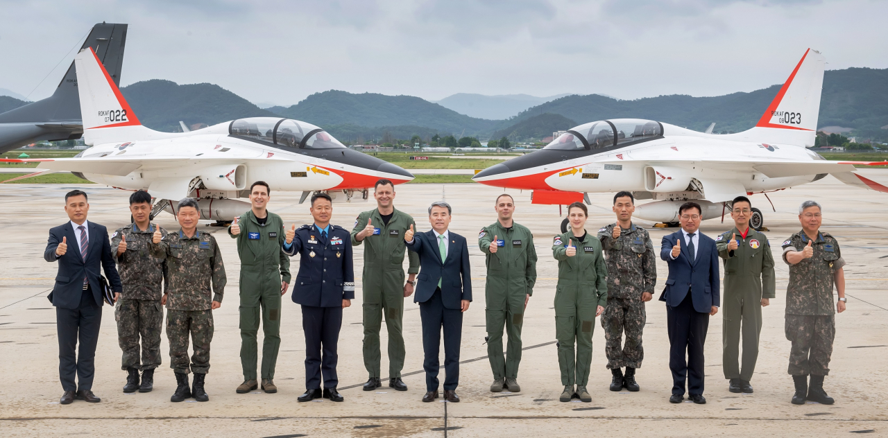 Defense Minister Lee Jong-sup (center) meets with Polish pilots and South Korean Air Force officials at the 1st Fighter Wing in Gwangju, 267 kilometers south of Seoul, on Thursday in this photo provided by Seoul's defense ministry. (Yonhap)