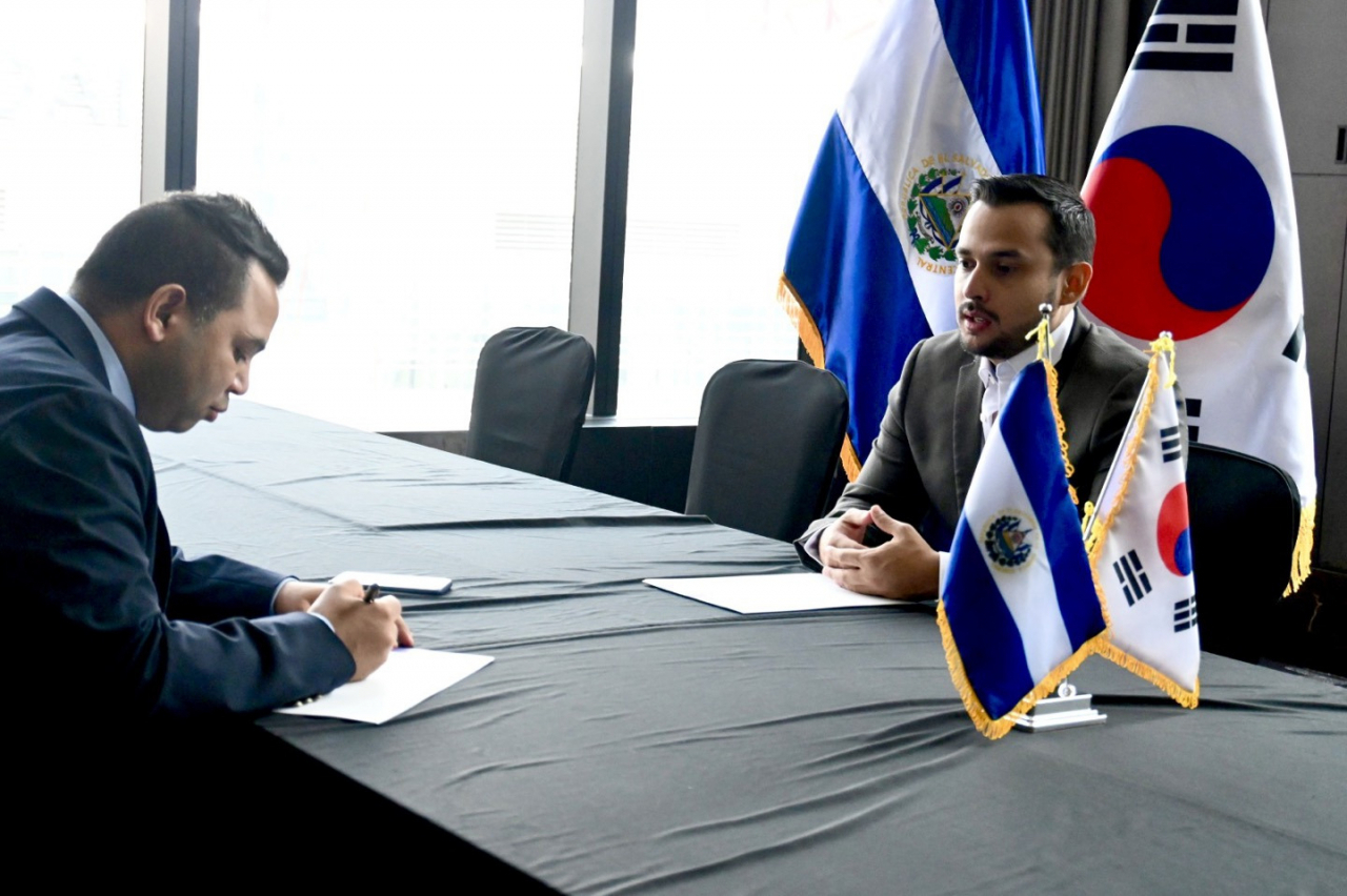 El Salvador's Vice Minister of Transportation Nelson Reyes discusses projects in El Salvadr during an interview with The Korea Herald at Conrad Hotel in Yeoido, Seoul on Tuesday .(Sanjay Kumar/The Korea Herald)