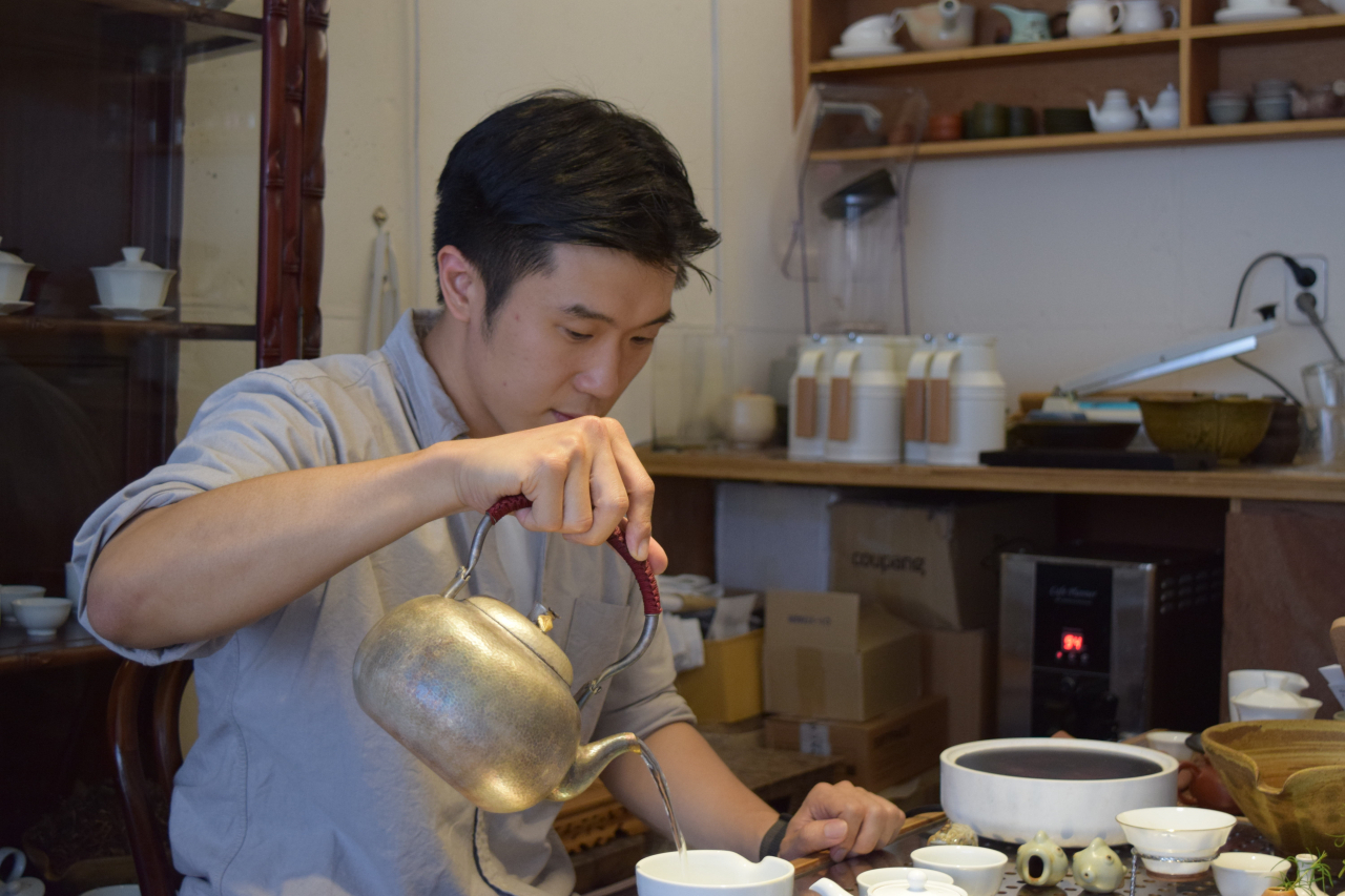 Park Jung-woong demonstrates tea brewing during a one-day class held at Woongcha in Eungpyeong-gu, Seoul, May 12. (Kim Hae-yeon/ The Korea Herald)
