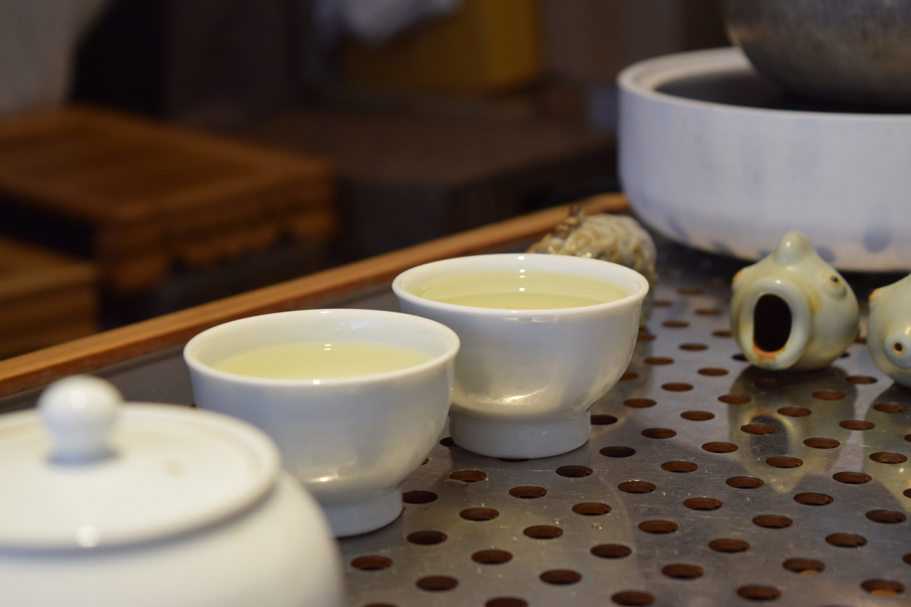 Two cups of Hadong woojeon, a type of Korea green tea produced in Hadong, South Gyeongsang Province (Kim Hae-yeon/ The Korea Herald)