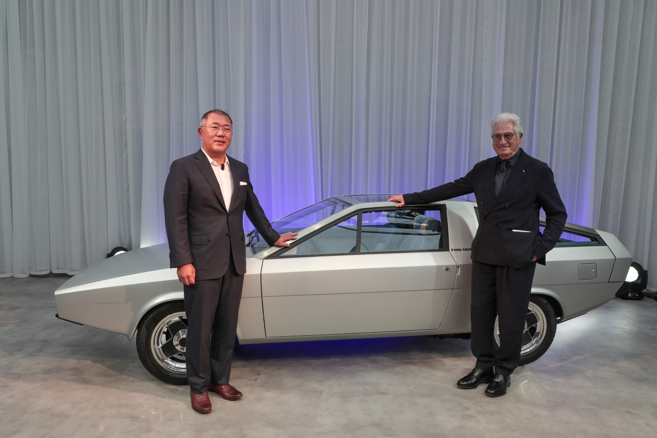 Hyundai Motor Group Executive Chair Chung Euisun (left) and Italian designer Giorgetto Giugiaro pose for a photo in front of the revived Pony Coupe Concept at Hyundai Motor Company's event in Lake Como, Italy on Thursday. (Hyundai Motor Group)