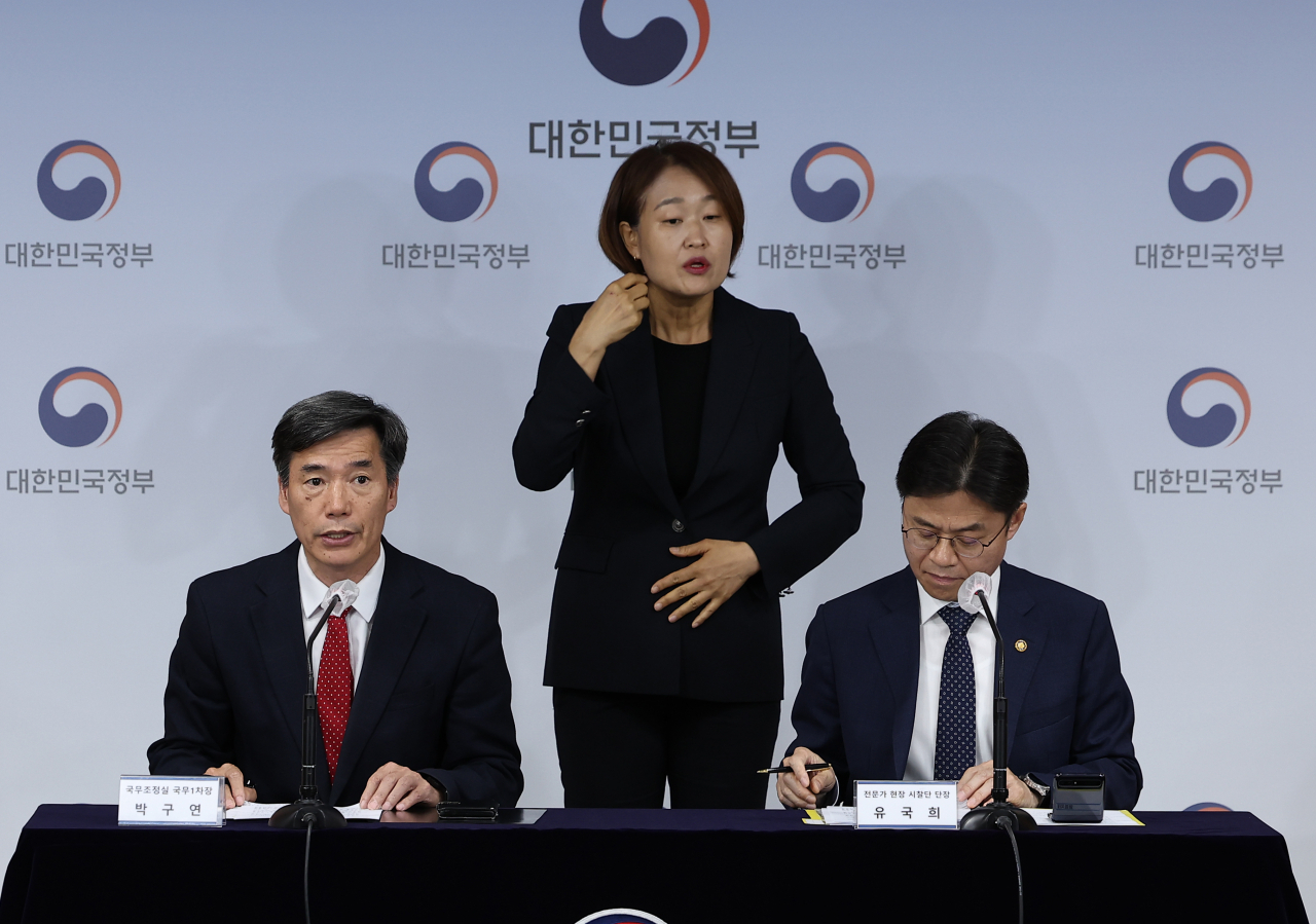 Park Ku-yeon (left), the first deputy chief of the Office for Government Policy Coordination, speaks during a press briefing on Friday. (Yonhap)