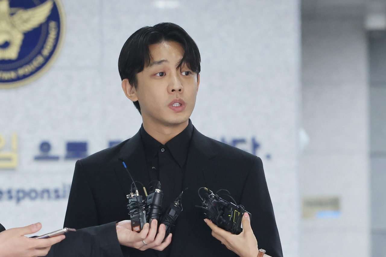 Yoo Ah-in speaks after the police questioning at the Mapo-gu office of the Seoul Metropolitan Police Agency on Wednesday. (Yonhap)