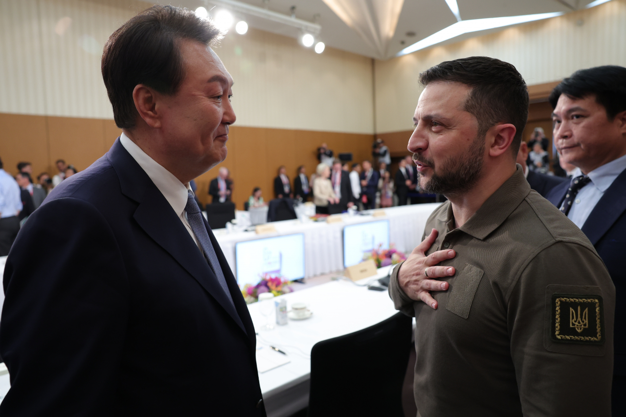 President Yoon Suk Yeol (left) and Ukrainian President Volodymyr Zelenskyy (second from right) exchange words during the meeting of G-7, partner countries and Ukraine in Hiroshima, Japan, Sunday. (Yonhap, provided by Joint Press Corps)