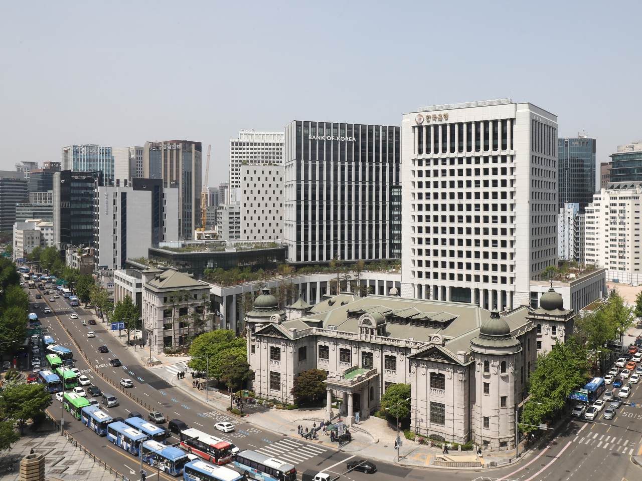 View of the Bank of Korea headquarters (high-rise building, center), with the Bank of Korea Museum in front, Seoul (BOK)