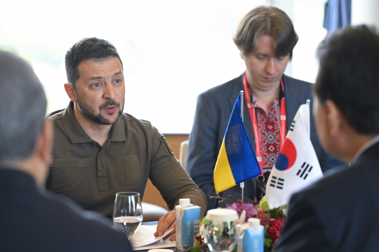 This photo shows Ukrainian President Volodymyr Zelenskyy (left) speaking during a summit with South Korean President Yoon Suk Yeol on Sunday in Hiroshima, Japan. (Yonhap, provided by Joint Press Corps)