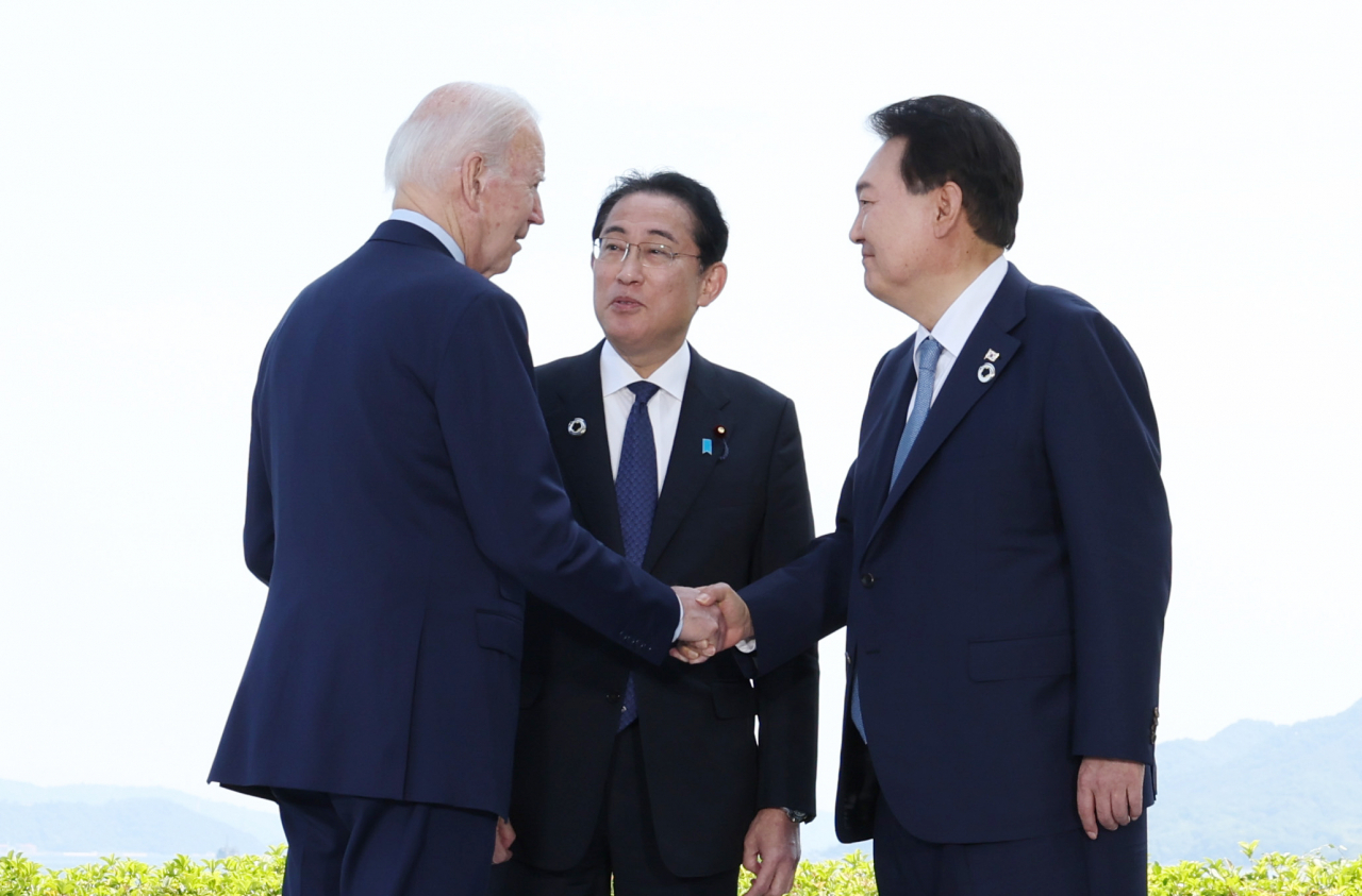 President Yoon Suk Yeol talks with his counterparts US President Joe Biden and Japanese Prime Minister Fumio Kishida on Sunday in Hiroshima. (Yonhap)