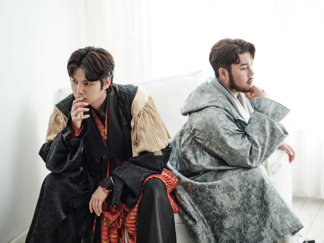 Top pansori singers Kim Jun-su (left) and Yu Taepyeongyang will portray Shylock and Antonio, respectively, for a 