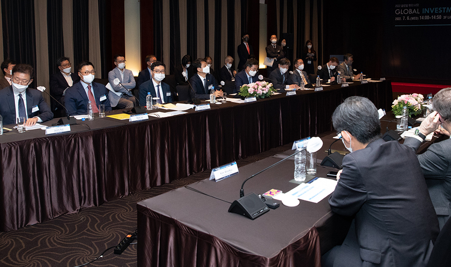 This photo shows a business roundtable organized by South Korea's industry ministry to attract investment from major global companies in Seoul on July 6, 2022. (Invest Korea)
