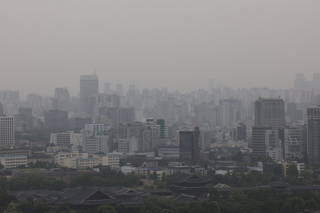 Downtown Seoul is blanketed with yellow dust and high levels of micro dust, Monday. (Yonhap)