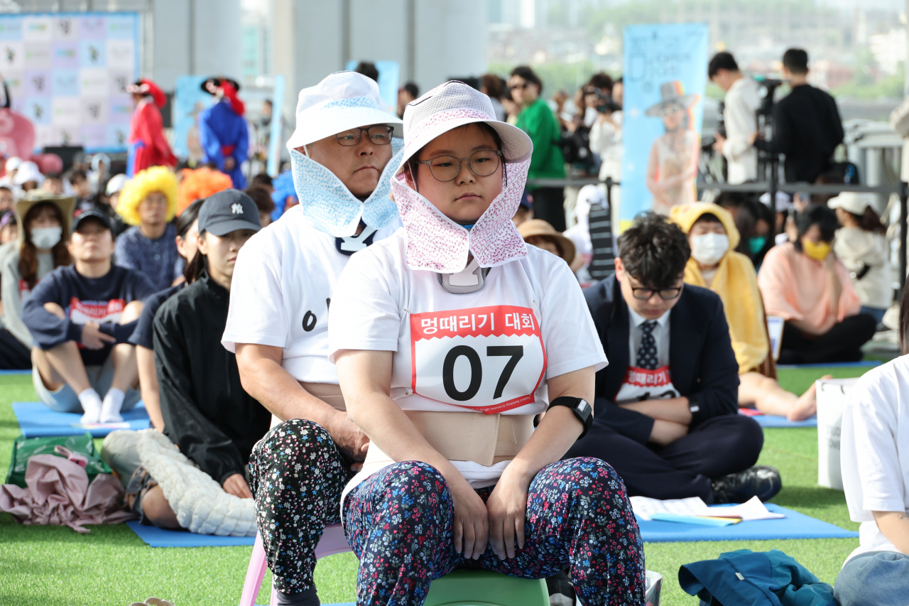 Participants in diverse outfits and constumes compete in this year's zone-out competition. (Yonhap)