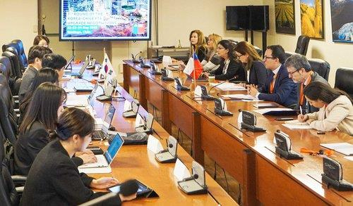 South Korean and Chilean officials hold the seventh round of negotiations on the revision of the bilateral free trade agreement in Santiago on Tuesday. (Ministry of Trade, Industry and Energy)