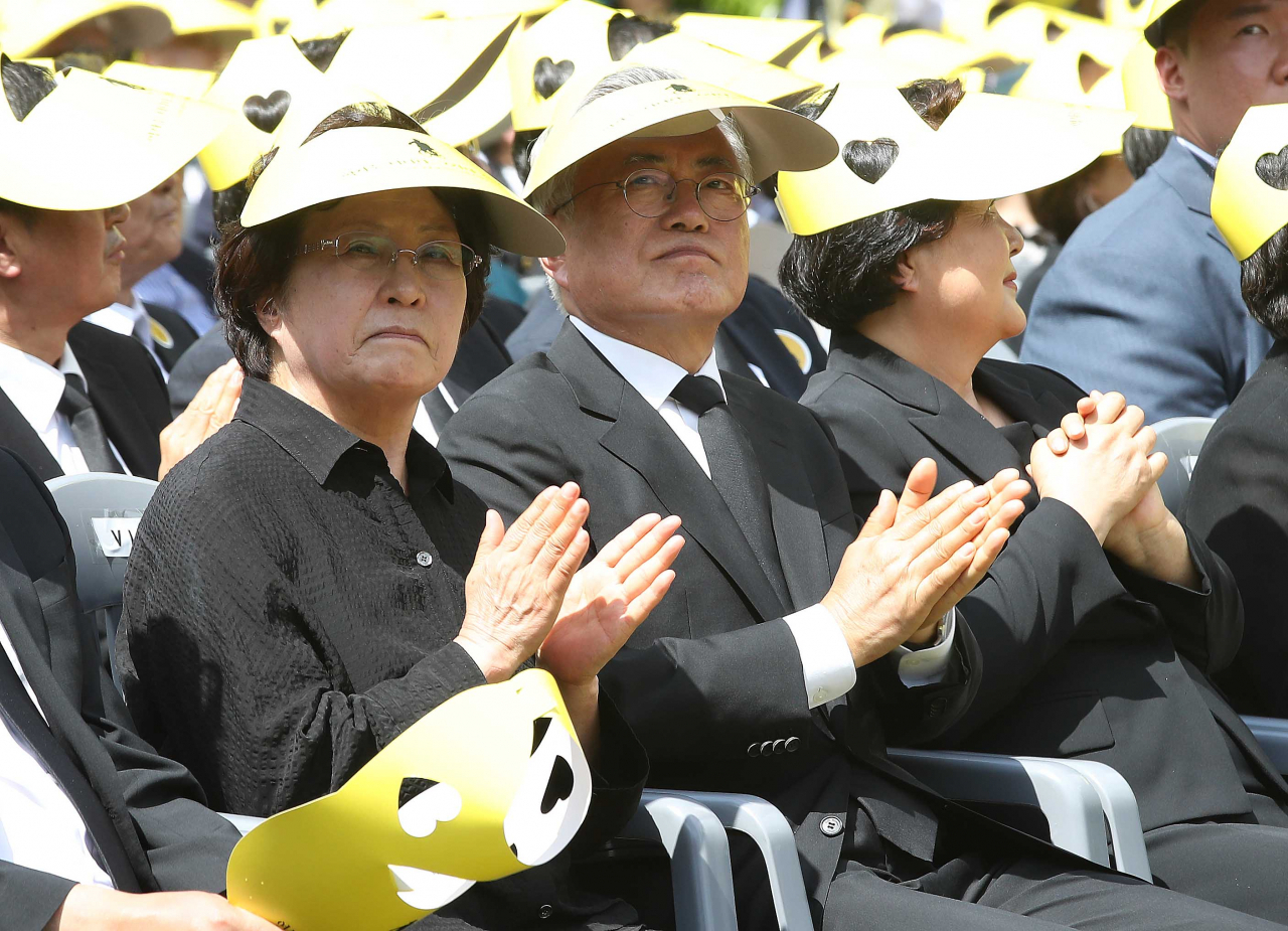 Kwon Yang-sook, the former first lady and Roh’s wife, and the Moon Jae-in presidential couple attend a memorial ceremony held in Bonghwa on Tuesday. (Yonhap)