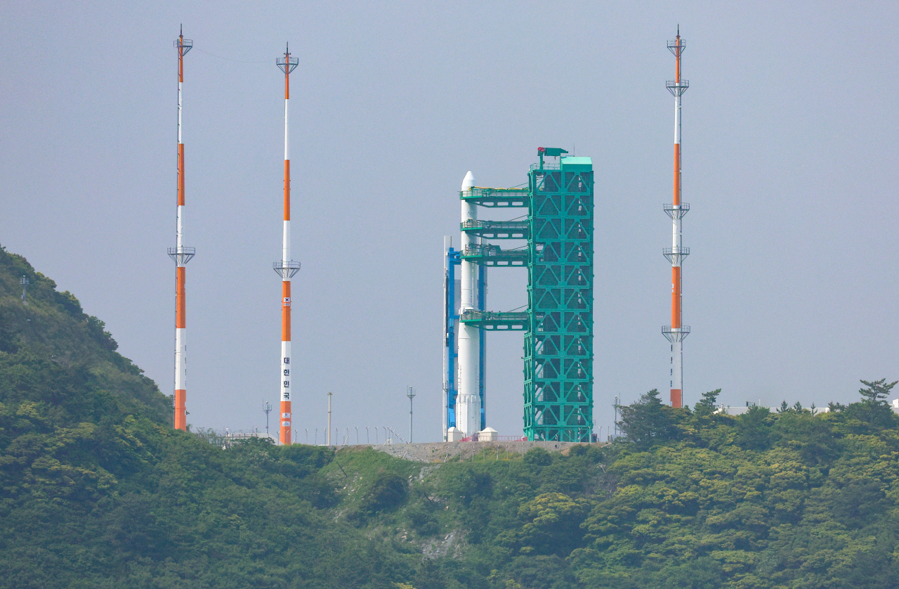 South Korea's space rocket Nuri is erected at the launch pad at the Naro Space Center in Goheung, South Jeolla Province, on Tuesday. (Yonhap)