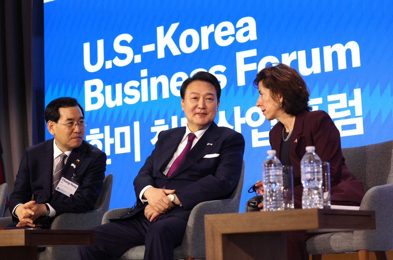 From left: South Korean Minister of Trade Lee Chang-Yang, South Korean President Yoon Suk Yeol and US Commerce Secretary Gina Raimondo participate in a US-Korea Business Forum at the US Chamber of Commerce on April 25, 2023 in Washington, DC. (AFP-Yonhap)