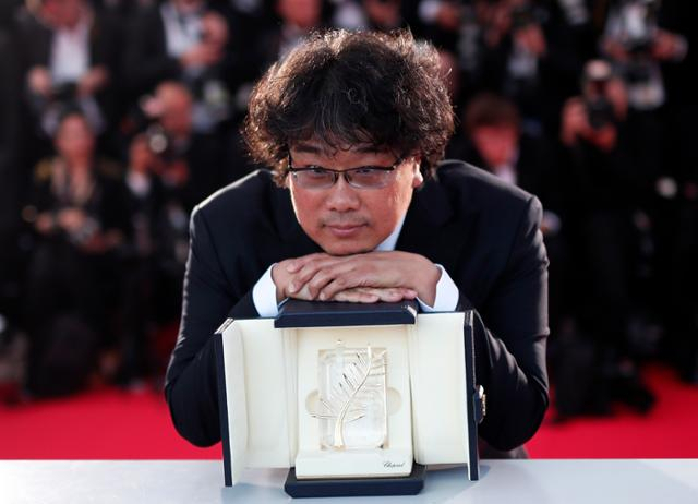 Director Bong Joon-ho poses with Palme d’Or at the Cannes Film Festival in 2019. (EPA-Yonhap)
