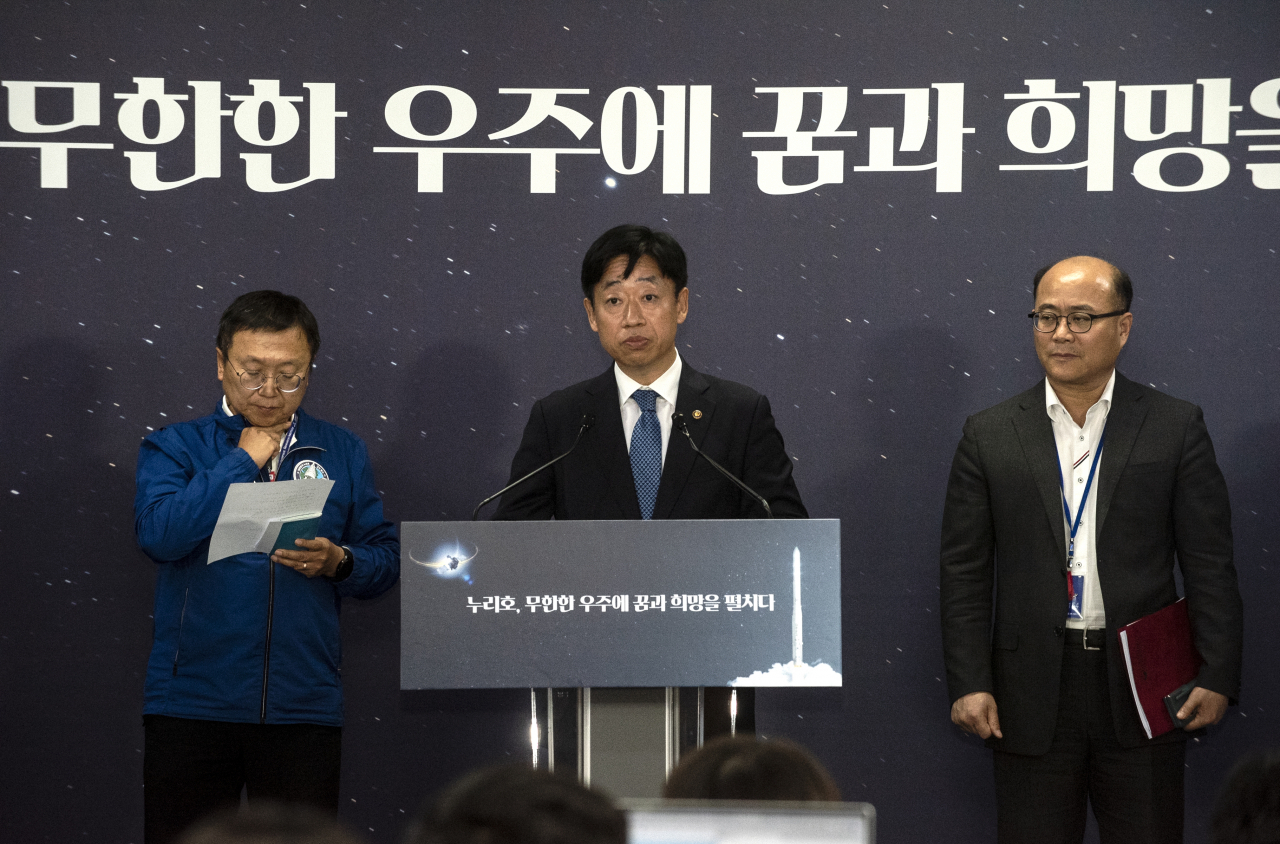 First Vice Minister of Science and ICT Oh Tae-seog (center) announces the postponement of the homegrown Nuri rocket's third launch at the Naro Space Center in Goheung, South Jeolla Province, Wednesday. (Ministry of Science and ICT)