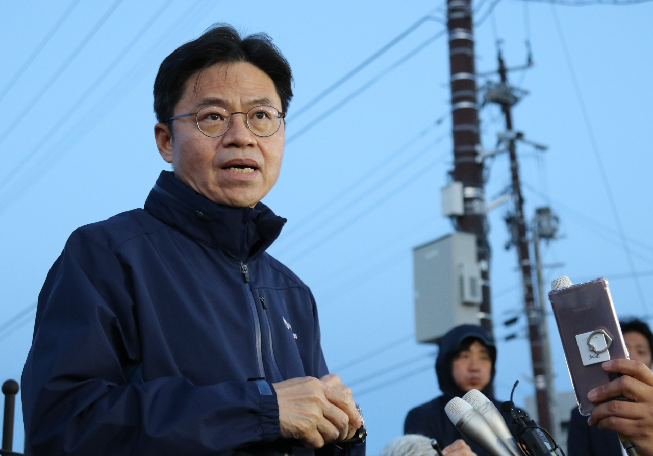 After an on-site inspection at Fukushima nuclear plant, Nuclear Safety and Security Commission Chairperson Yoo Guk-hee speaks to reporters. (Yonhap)