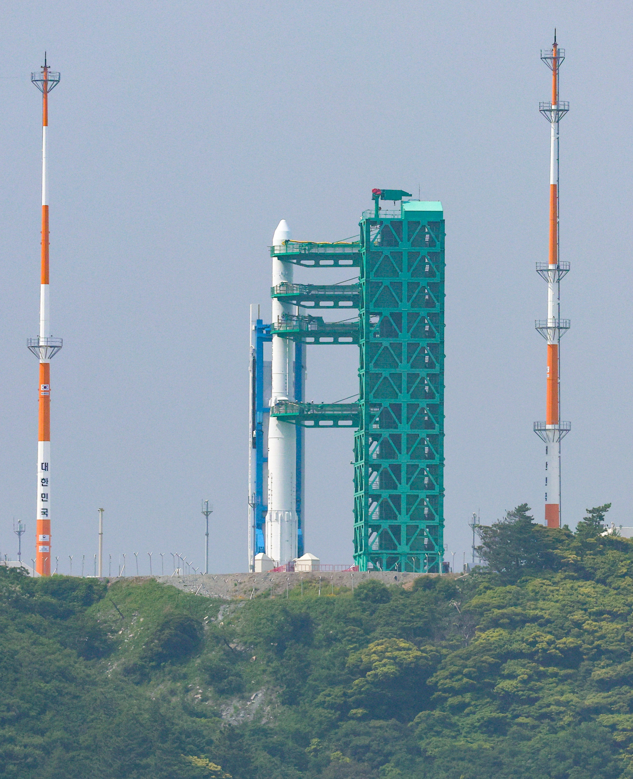 South Korea's space rocket Nuri is erected at the launch pad at Naro Space Center in Goheung, South Jeolla Province, on Tuesday. (Yonhap)
