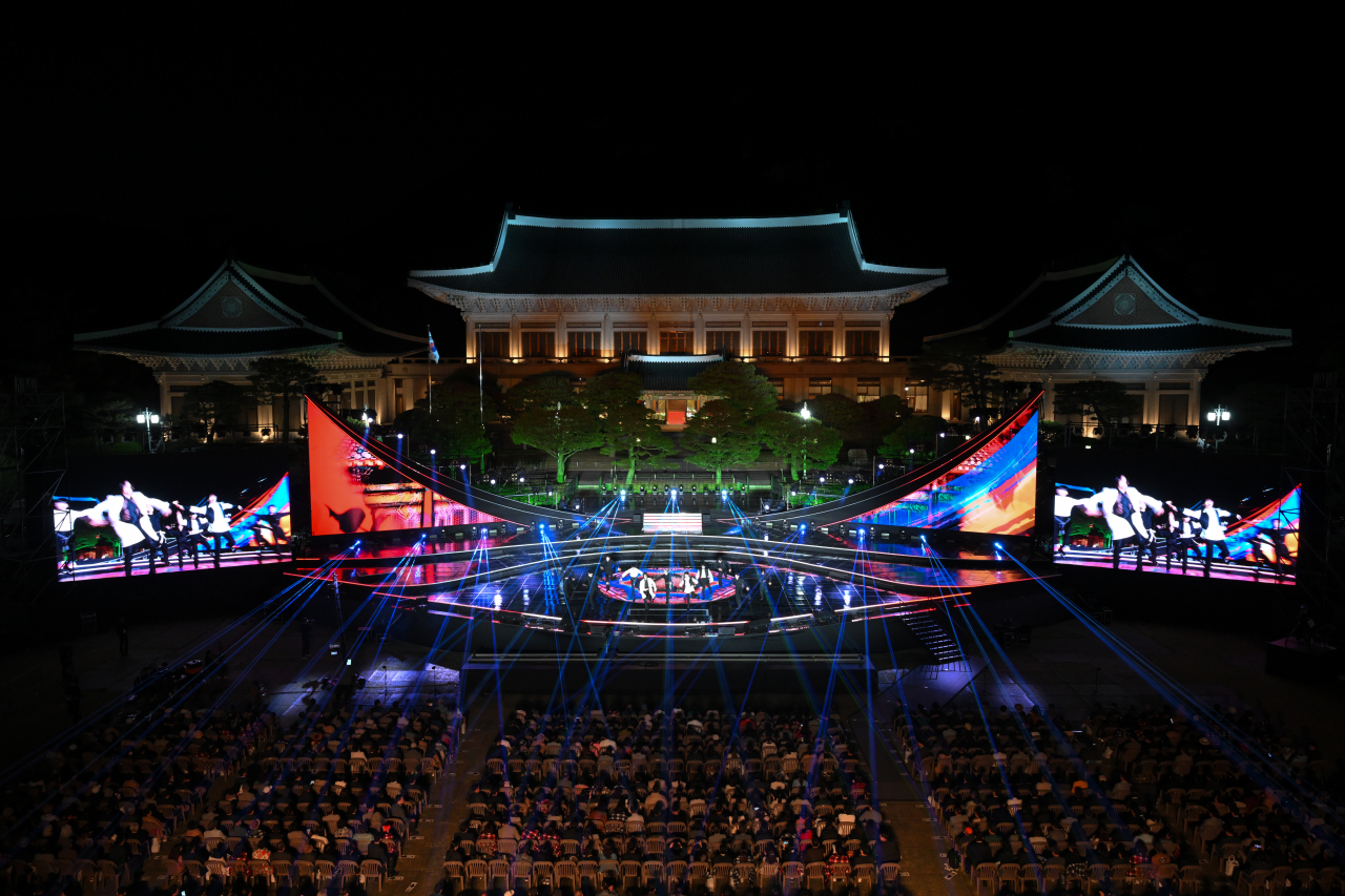 A special music concert celebrating the first anniversary of Cheong Wa Dae's full opening to the public is held on May 10, in the grand garden of Cheong Wa Dae. (Yonhap)