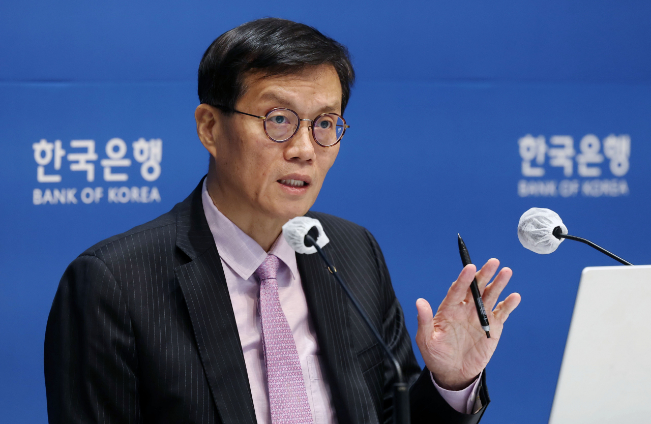 BOK Governor Rhee Chang-yong speaks at a press briefing held shortly after a rate-setting meeting Thursday at the central bank's headquarters in Seoul. (Joint Press Corps)