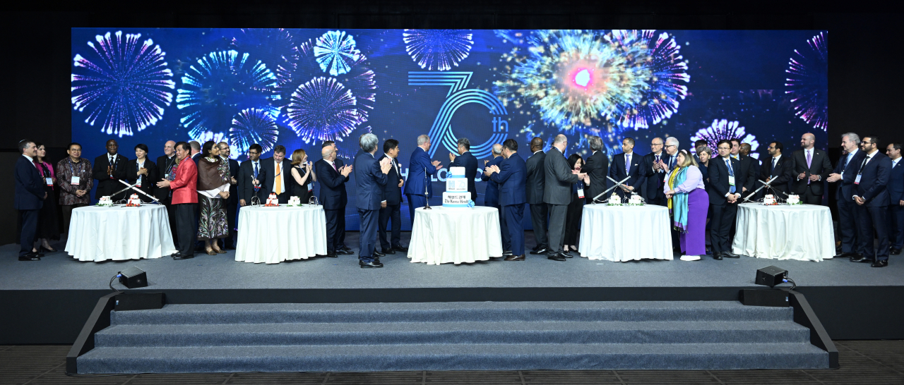 Members of the diplomatic corps and Herald Group executives participate in the cake-cutting ceremony during the Korea Herald’s 70th anniversary celebrations on Wednesday. (Im Se-jun/The Korea Herald)