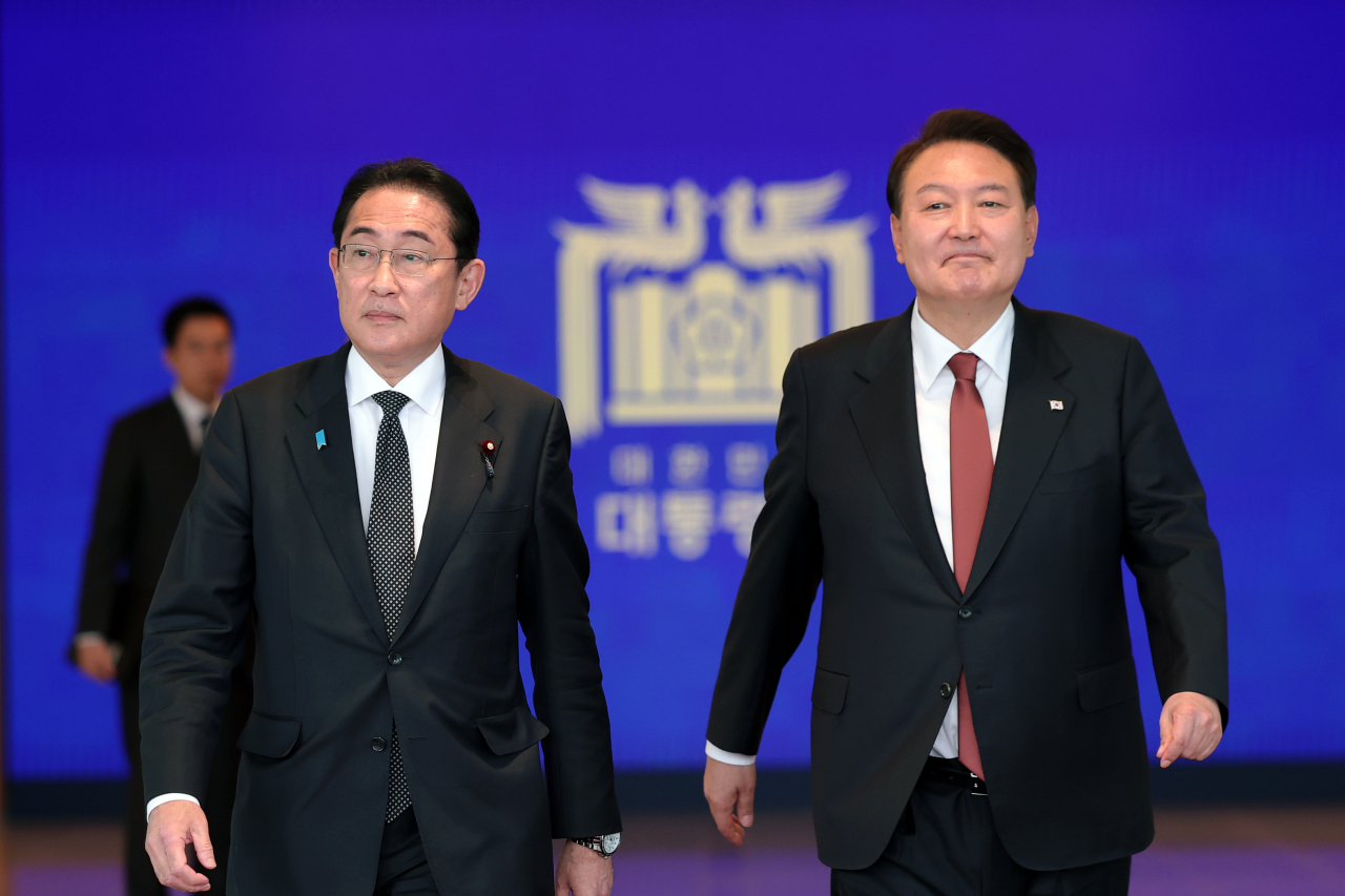 President Yoon Suk Yeol (right) and Japanese Prime Minister Fumio Kishida at the presidential office in Seoul on May 7, 2023. (Yoon’s offfice)