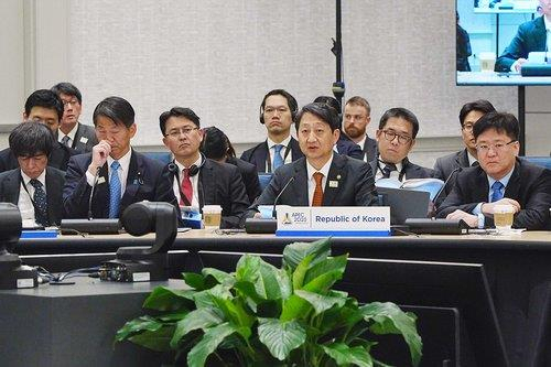 Trade Minister Ahn Duk-guen (second from right) attends the Asia Pacific Economic Cooperation trade ministers meeting in Detroit, the United States, on Thursday. (Yonhap)