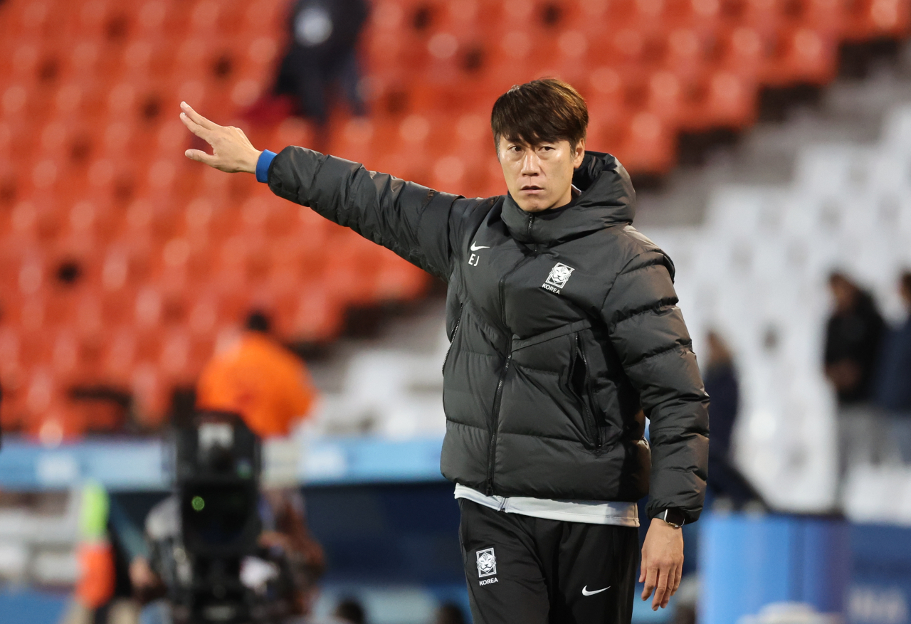 South Korea head coach Kim Eun-jung directs his players against Gambia during a Group F match at the FIFA U-20 World Cup at Estadio Malvinas Argentinas in Mendoza, Argentina last Sunday. (Yonhap)