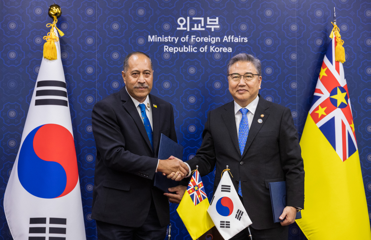 Foreign Minister Park Jin (right) shakes hands with Dalton Tagelagi, the premiere of Niue who also doubles as the country's top diplomat, at a signing ceremony for the establishment of formal diplomatic ties at Seoul's foreign ministry on Monday. (Yonhap)