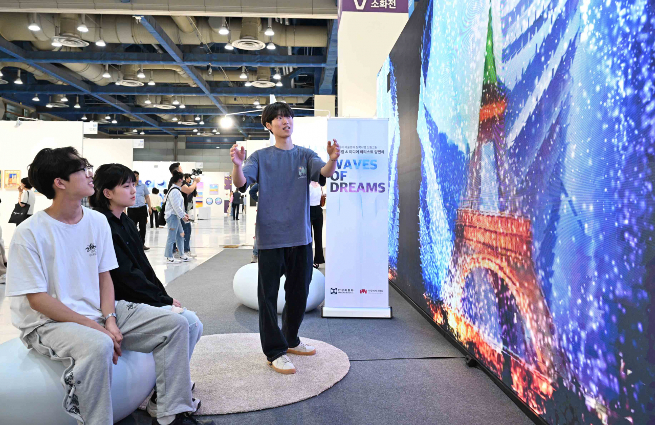 Attendees experience media art that utilizes motion sensors, created by Yang Min-ha, at the Plastic Art Seoul fair at Coex in southern Seoul, Friday. (Han Sung Motor)