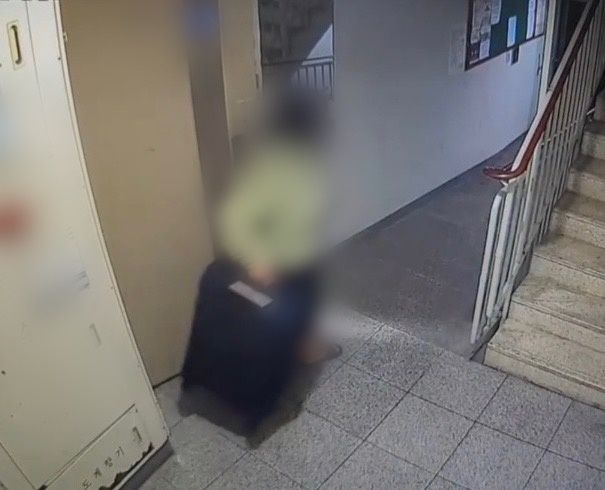Security camera footage shows the suspect moving a large bag which is thought to have contained the victim's body. (Busan Metropolitan Police Agency)