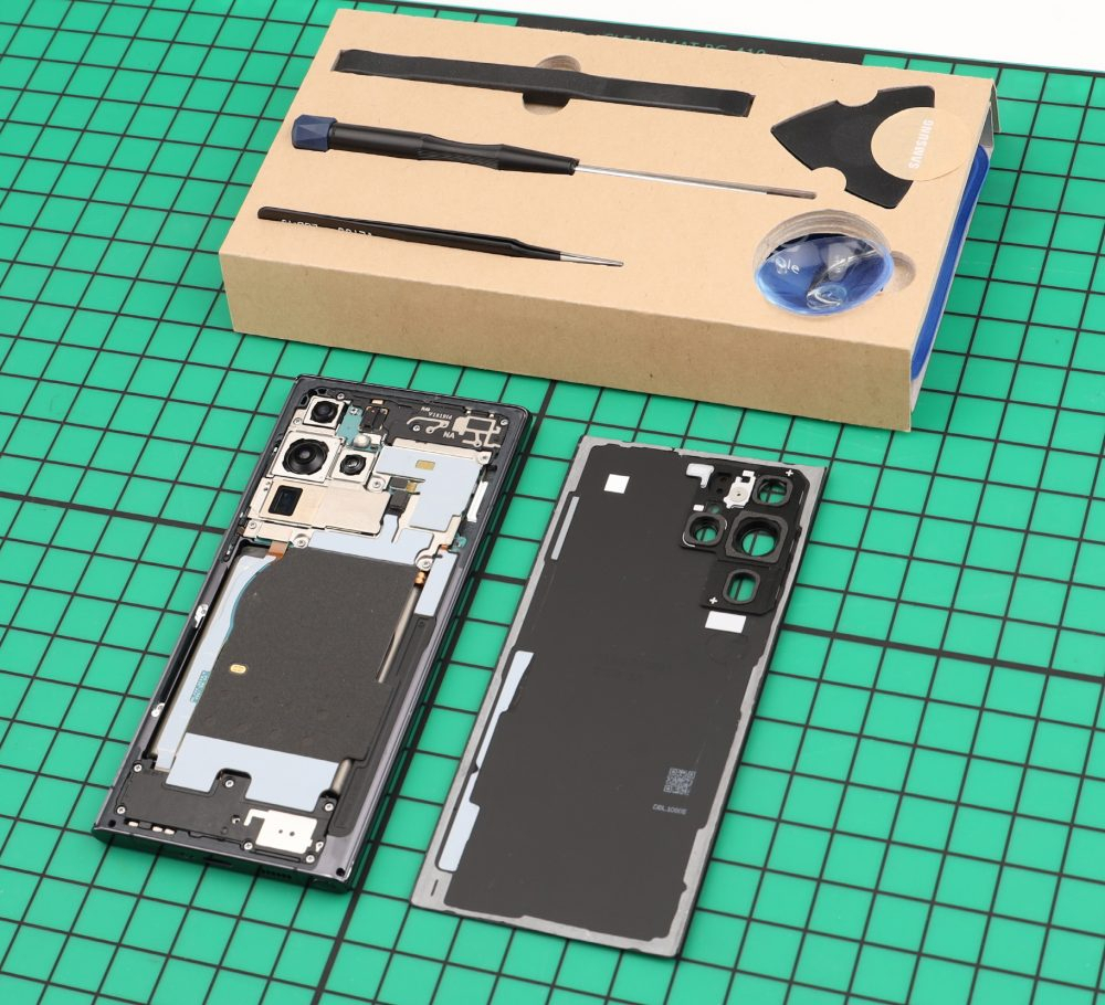 A self-repair kit for the Galaxy S22 Ultra smartphone (Samsung Electronics)