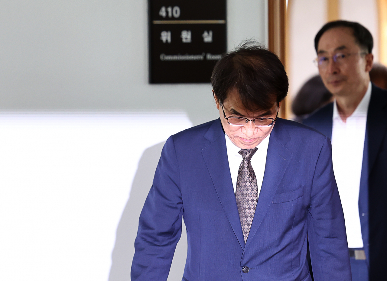 National Election Commission Chairman Rho Tae-ak enters a meeting room in the Government Complex Gwacheon in Gyeonggi Province Tuesday to preside over an emergency meeting over the unfair hiring scandal surrounding the commission. (Yonhap)