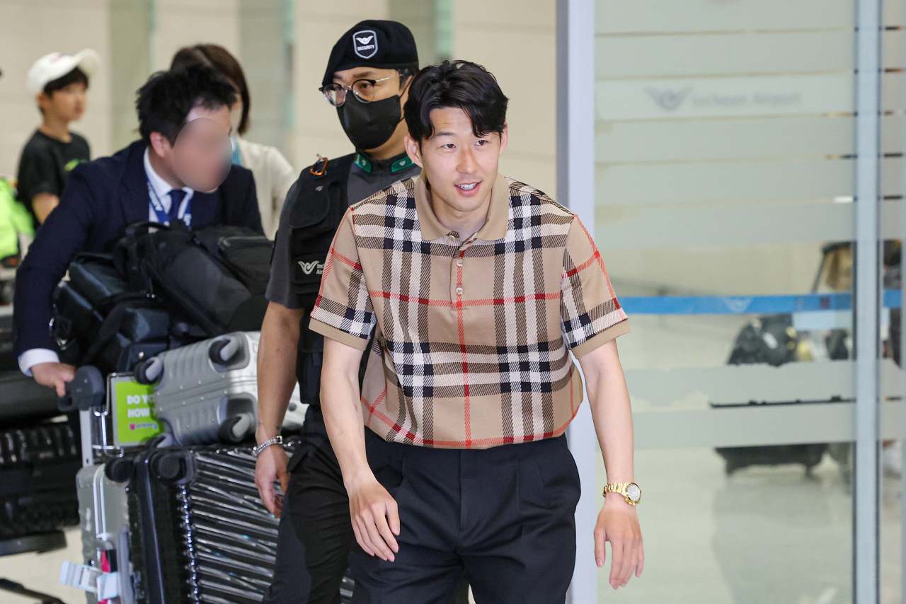 Son Heung-min of Tottenham Hotspur waves to fans gathered at Incheon International Airport, west of Seoul, after arriving home following the end of the Premier League season on May 30, 2023. (Yonhap)