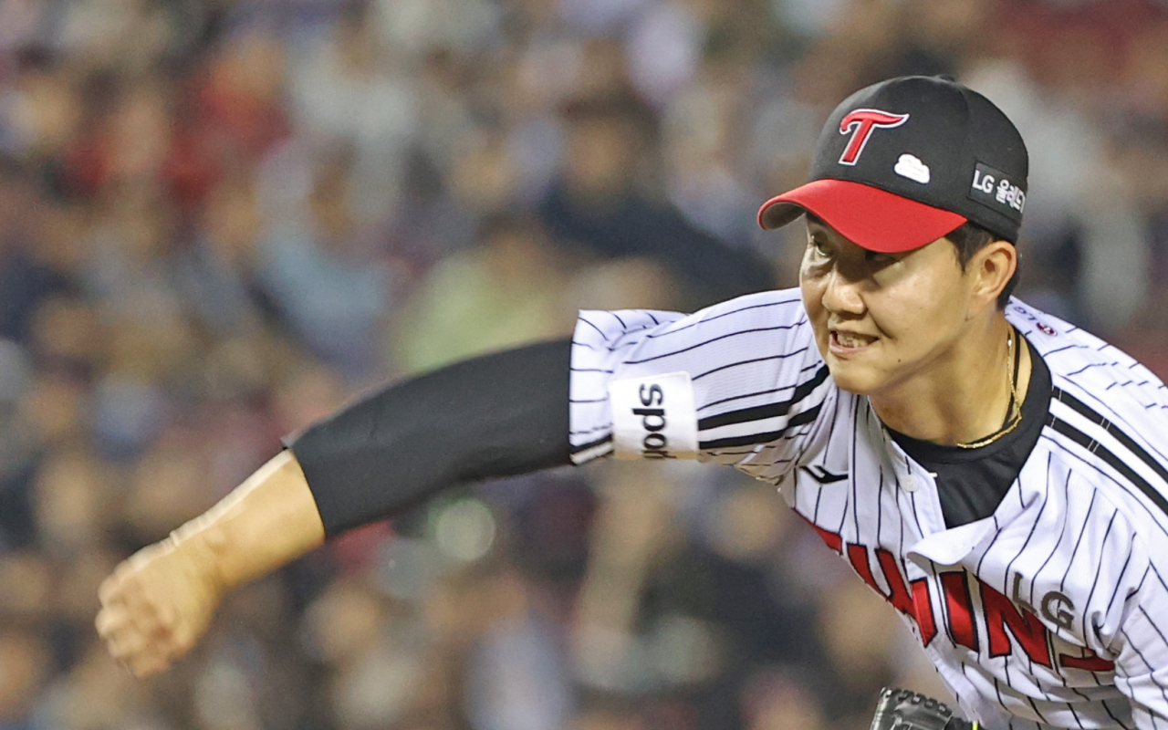 LG Twins reliever You Young-chan pitches against the Lotte Giants during the top of the fifth inning of a Korea Baseball Organization regular season game at Jamsil Baseball Stadium in Seoul Tuesday (KBO)