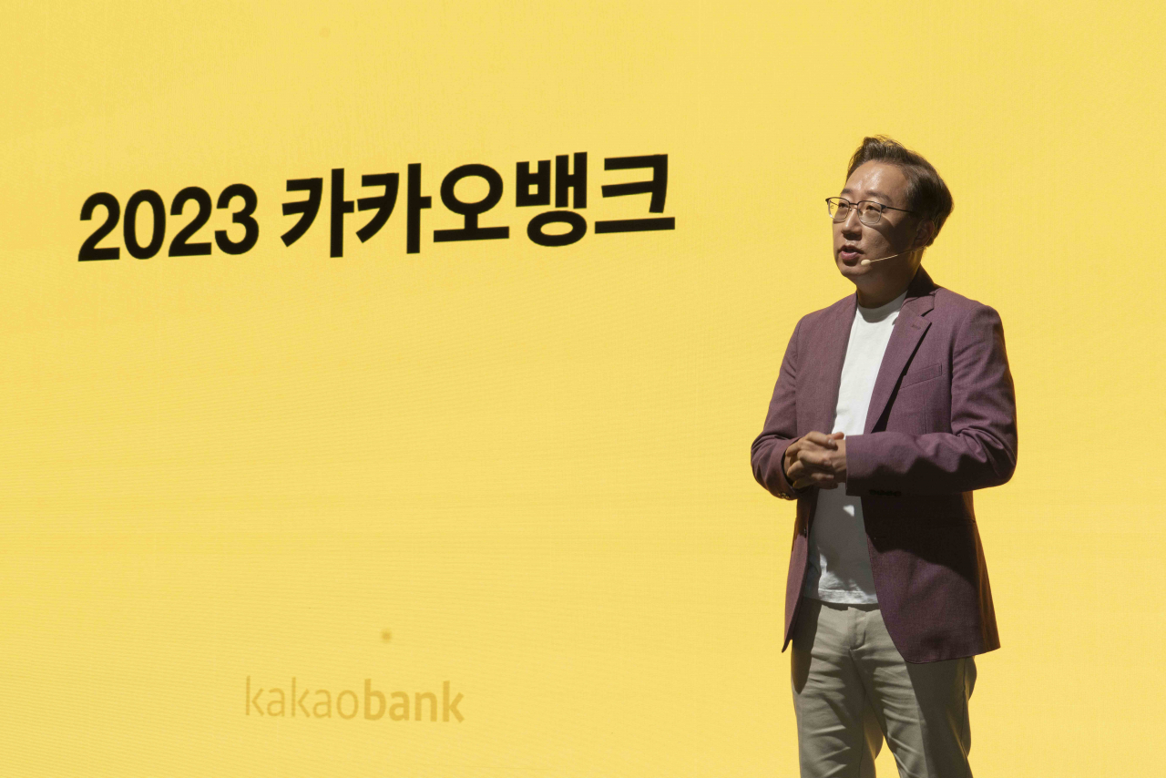 KakaoBank CEO Yoon Ho-young unveils the Internet-only bank's ambition to go global during a press conference held at a Seoul hotel in April. (KakaoBank)