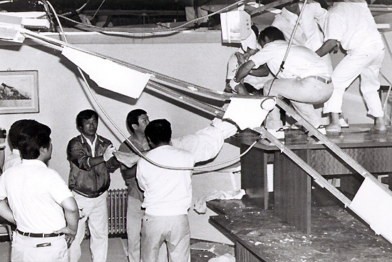 Authorities recover the bodies of those who died in the mass-suicide in this photo taken on Aug. 29, 1987. (Yonhap)