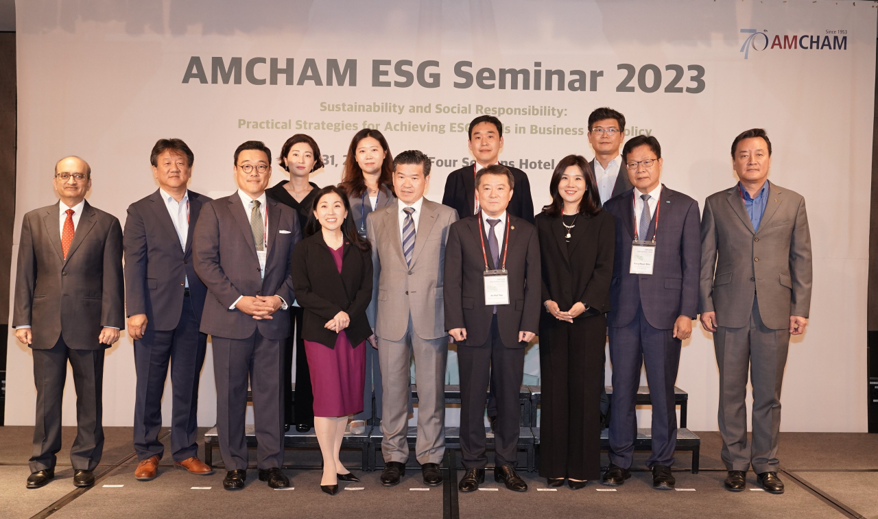 Joy M. Sakurai (fifth from left), deputy chief of mission at the US Embassy in Seoul, AmCham CEO James Kim (center) and Vice Minister Yoo Je-chul (fifth from right) of the Ministry of Environment gather for a group photo at the AmCham ESG Seminar 2023 at the Four Seasons Hotel Seoul on Wednesday. (AmCham)