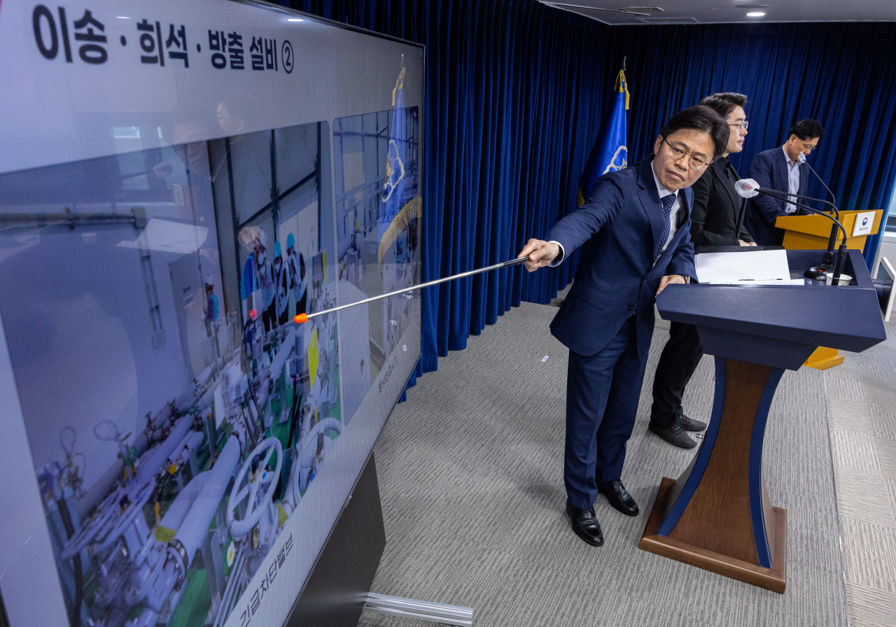 Yoo Guk-hee, the leader of South Korean team conducting a safety review of Fukshima nuclear power plant, speaks at a briefing on Wednesday. (Yonhap)